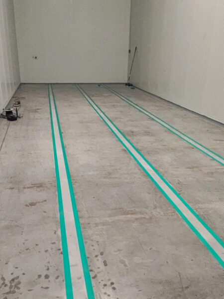 Drogen van vloerbelijning (floor marking) in een fruitcel
